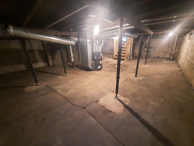 Building Photo - 2 Bedroom, 1 Bathroom home near Drake Univ...