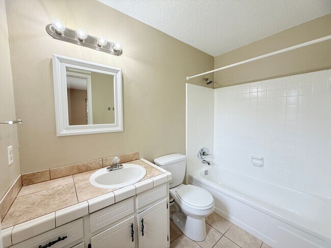 Building Photo - Charming 3-Bedroom - Pace
