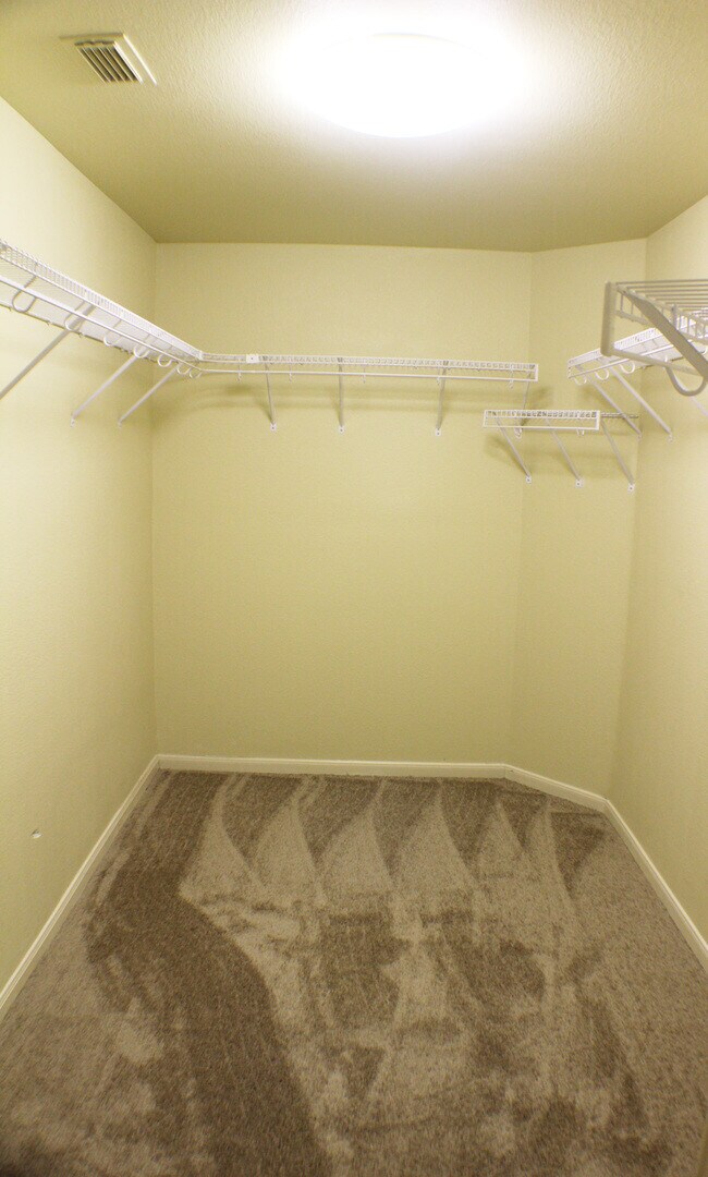 Building Photo - Beautiful Rental now available in Thistle ...