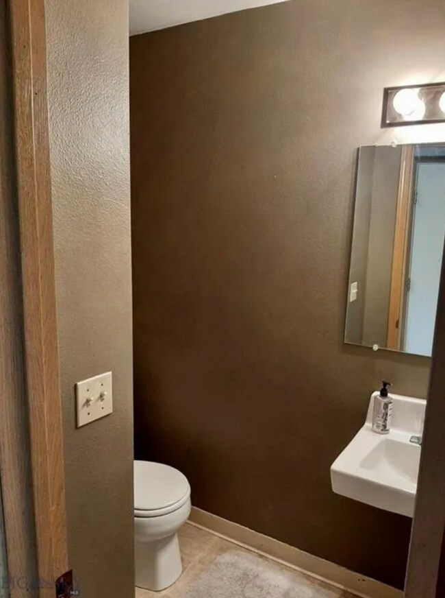 Building Photo - 4 Bedroom Townhome in Hawks Ridge