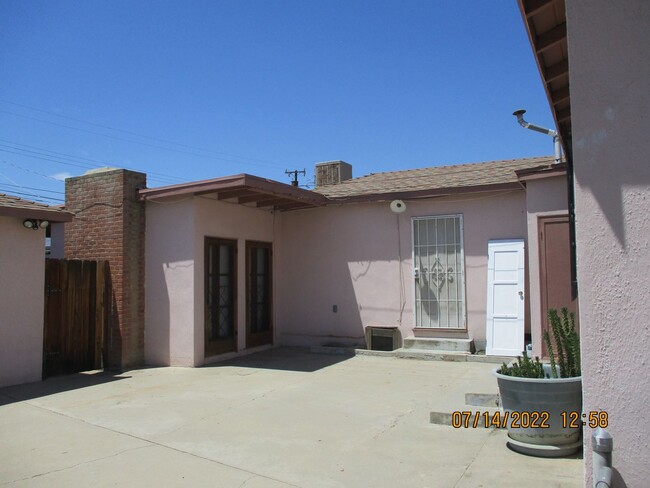 Building Photo - 1 Bedroom, 1 Bathroom Back Unit