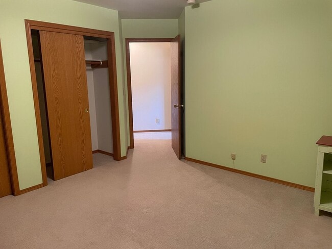 Building Photo - Well Maintained Duplex In The Heart of Qui...