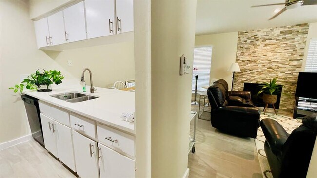 Building Photo - 2902 Cole St