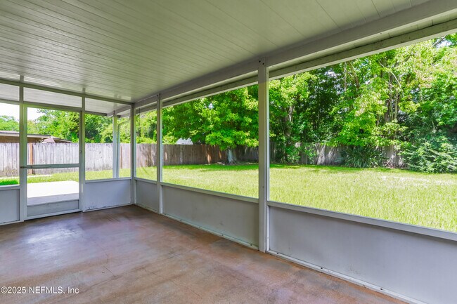 Building Photo - 2412 Stonehaven Ct W