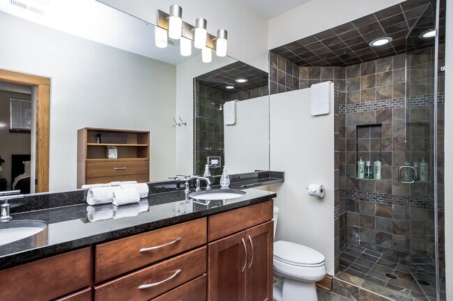 Building Photo - Bucktown: Fully furnished gorgeous 3 Bed, 2 Bath Condo