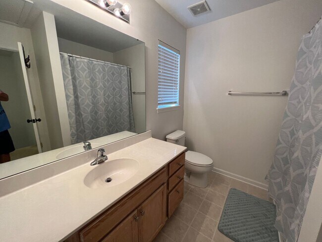 Building Photo - 3 Bedroom 2.5 Bath Townhome in Beresford Commons