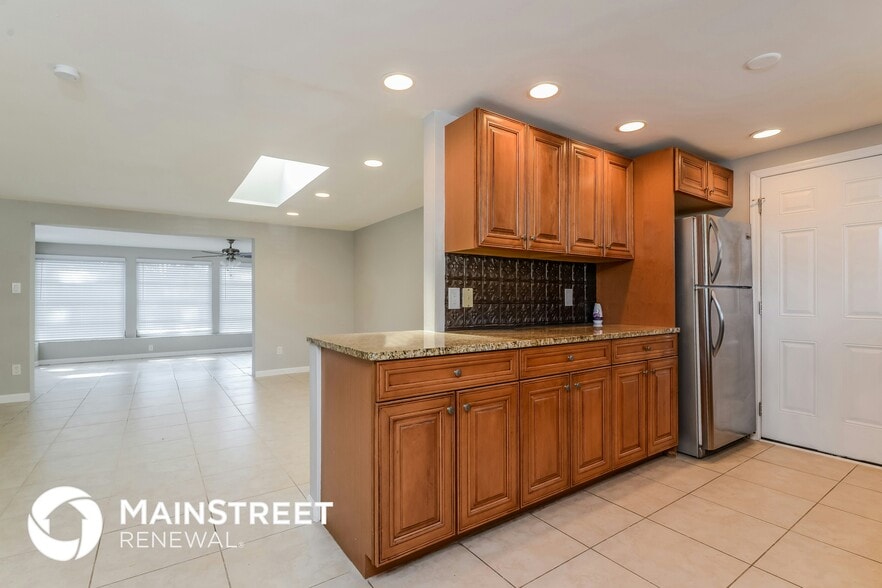 Building Photo - 2652 White Sands Dr