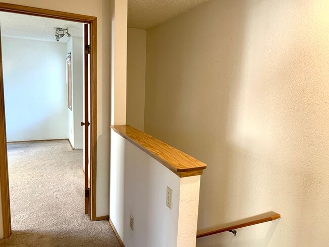 Building Photo - Spacious 2 Bedroom Condo - Located Near Seattle University
