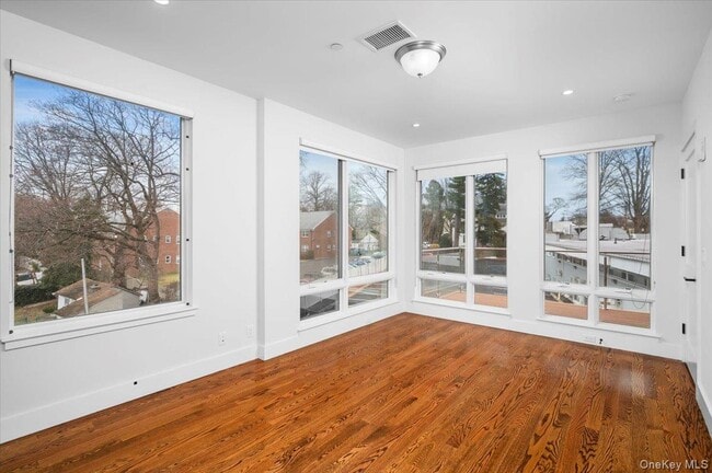 Building Photo - 422 E Boston Post Rd