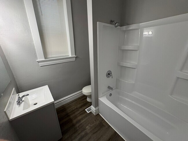 Building Photo - Fresh and Beautiful 3 bedroom South City Home