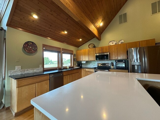 Building Photo - Lovely, furnished home with mountain views...