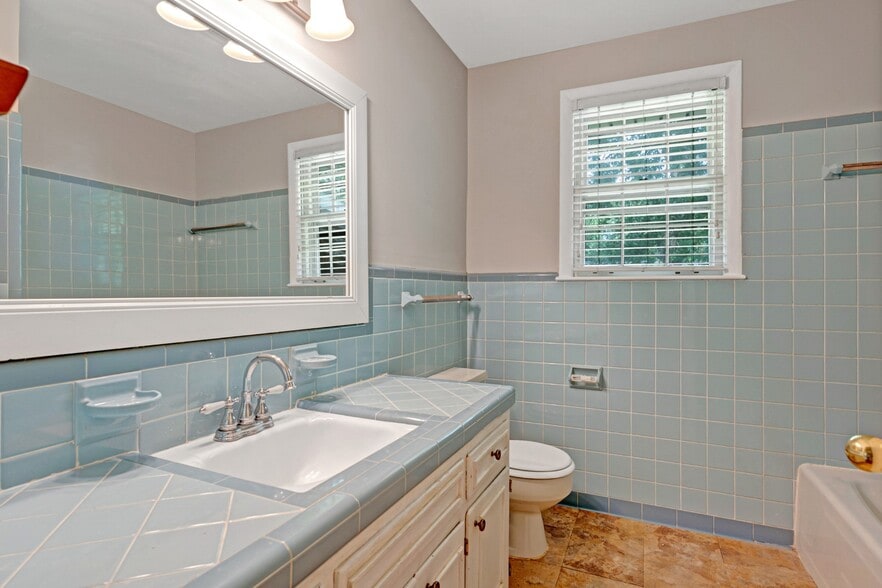 Shared full bath - 5017 W Durrett Dr