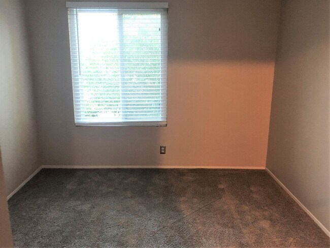 Building Photo - Beautiful 3 BD, 2.5 BA Townhome At The Gro...