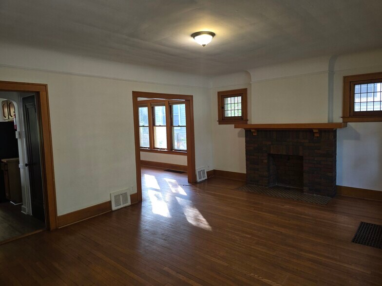 Building Photo - 1235 Lakepointe St