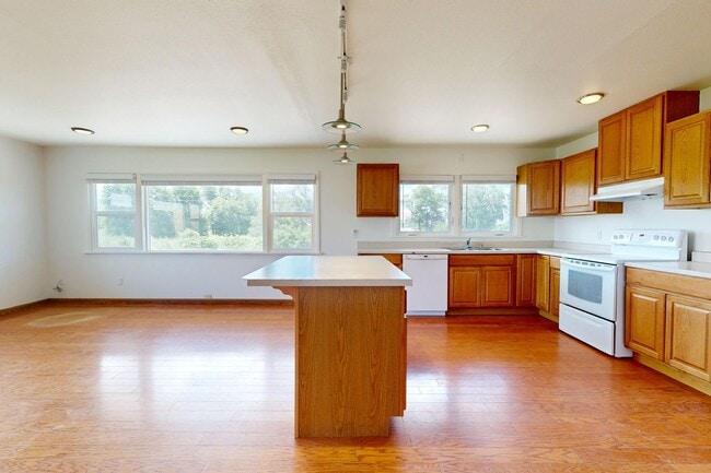 Building Photo - Farmhouse - Showings now Available