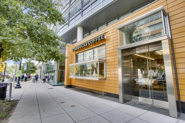 Building Photo - Chic Two-Level Condo in Prime SW Waterfront Location
