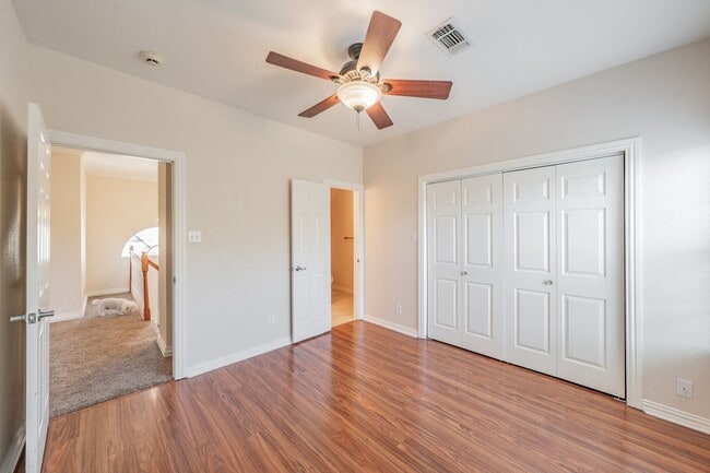 Building Photo - Spacious 5 Bedroom Home with Walk-Out Base...