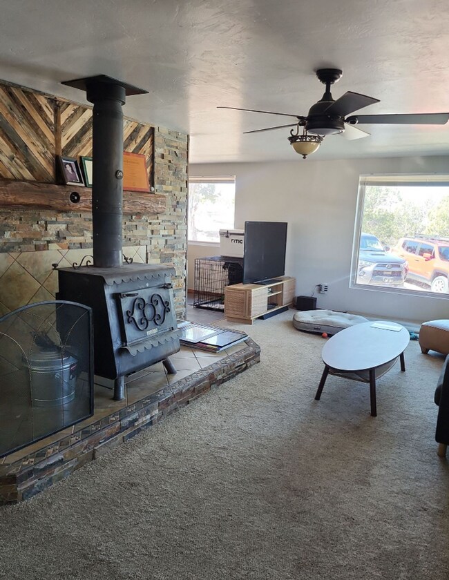 Building Photo - 3 bed 2 bath house