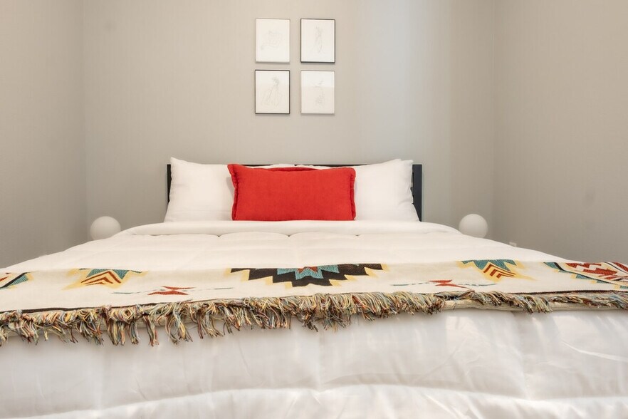 Building Photo - 2301 Ingersoll Ave