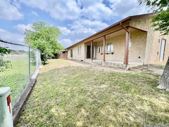 Building Photo - 6803 Indian Lake Dr