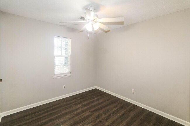 Building Photo - 913 N Willowick Dr