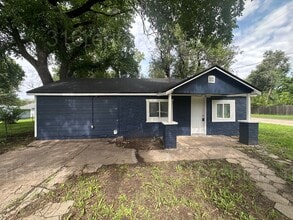 Building Photo - $849 - 2 bed 1 bath - Single Family Home