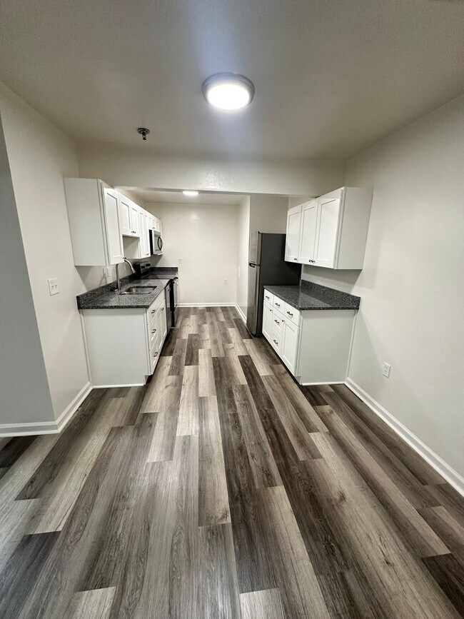 Building Photo - Renovated 4 Bedroom 2 Bath Room Downtown -...