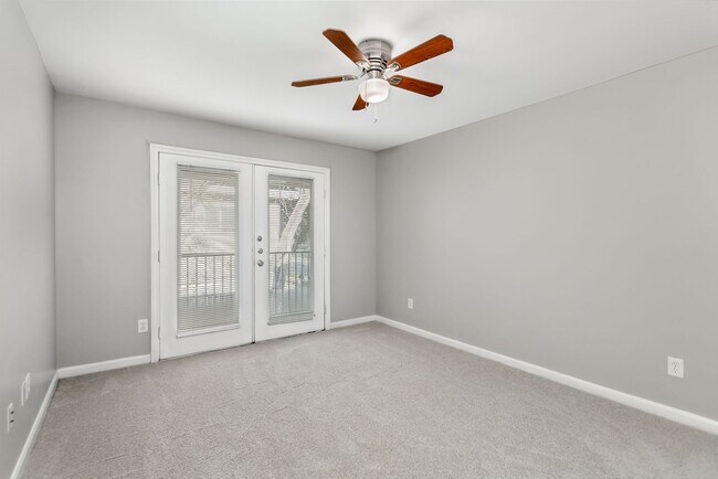 Building Photo - 2 Bedroom, 2 Bath Apartment in Munger Place!