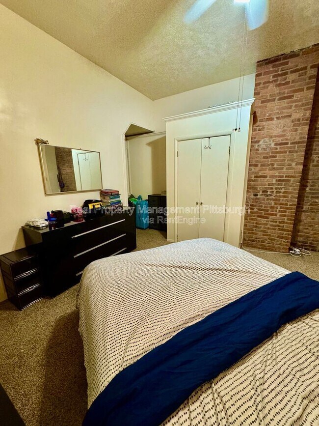 Building Photo - 2218 Sarah St