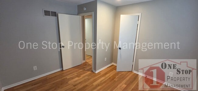Building Photo - Charming 3 Bedroom, 2 Bathroom, 2 Car Garage Home in Parkville