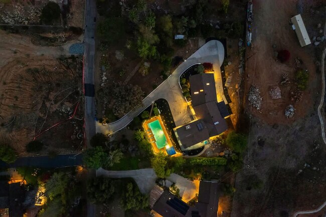 Building Photo - 5048 Bluff Pl