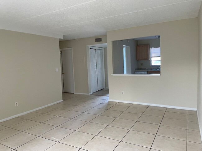 Building Photo - 1bed/1bath 1st FLOOR Condo in Somerset com...