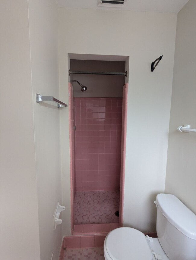 Building Photo - 3/2 NOW AVAILABLE on the Westside. Close t...