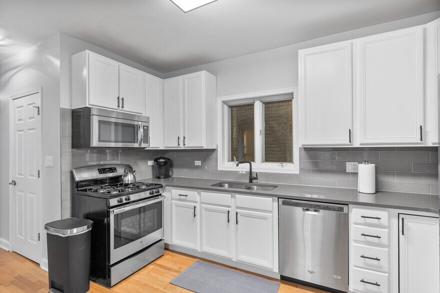 Building Photo - 1044 N California Ave