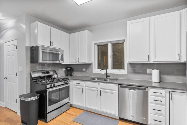 Building Photo - 1044 N California Ave