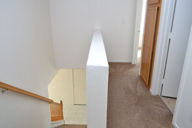 Building Photo - SW - ROOMY 3 BEDROOM 2.5 BATH TOWNHOME - 8...
