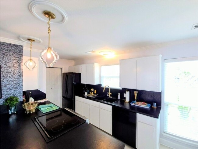 Building Photo - 1122 Makatea St