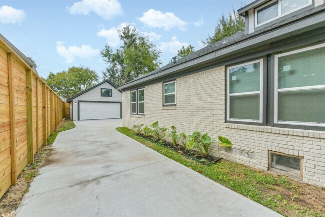 Building Photo - 2606 Oakdale St