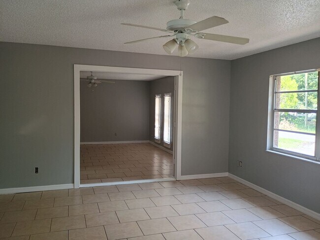 Building Photo - 4 bedroom 2 bathroom House- fenced in yard