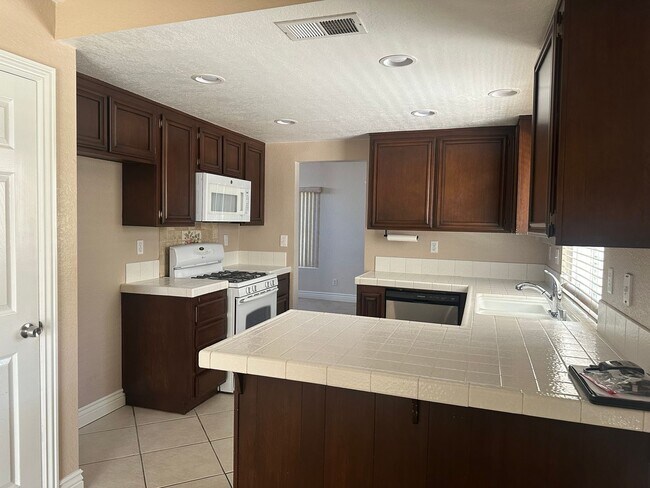 Building Photo - 940 Birmingham Dr