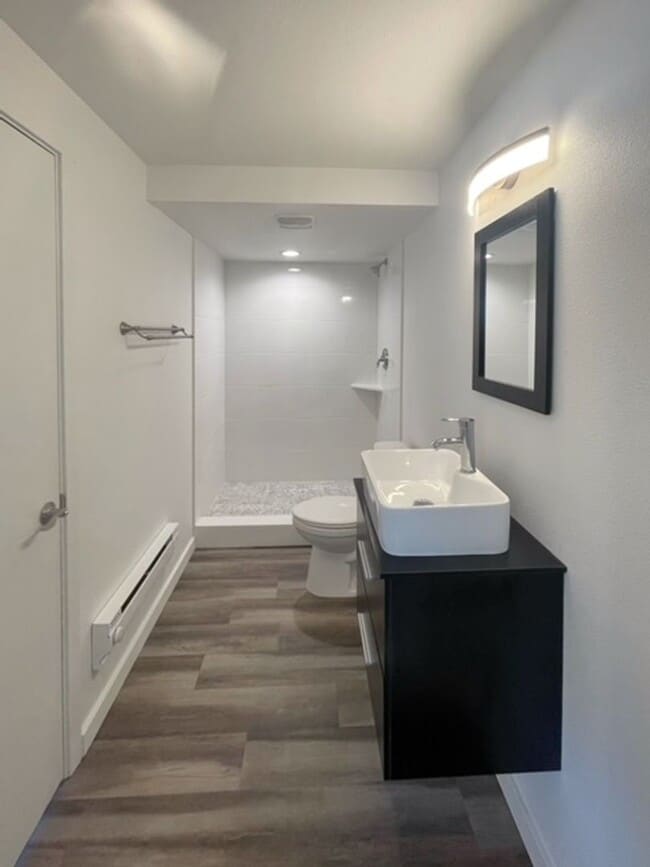 Building Photo - Fully Renovated MidTown Duplex with Parking!