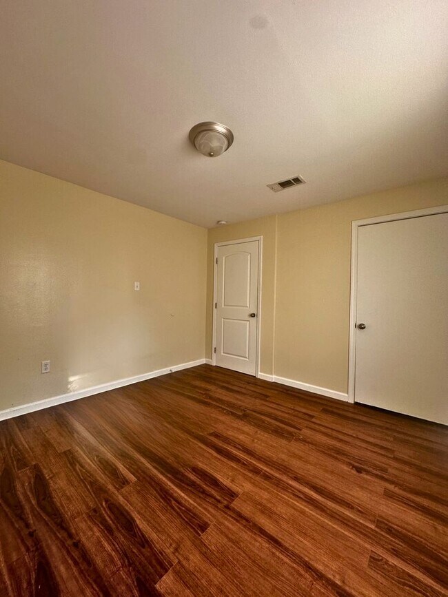 Building Photo - Cozy Charming Country Home