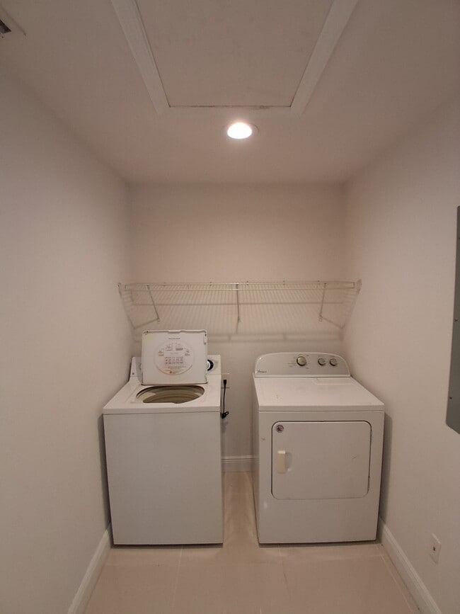 Building Photo - 9007 Meadow Cir