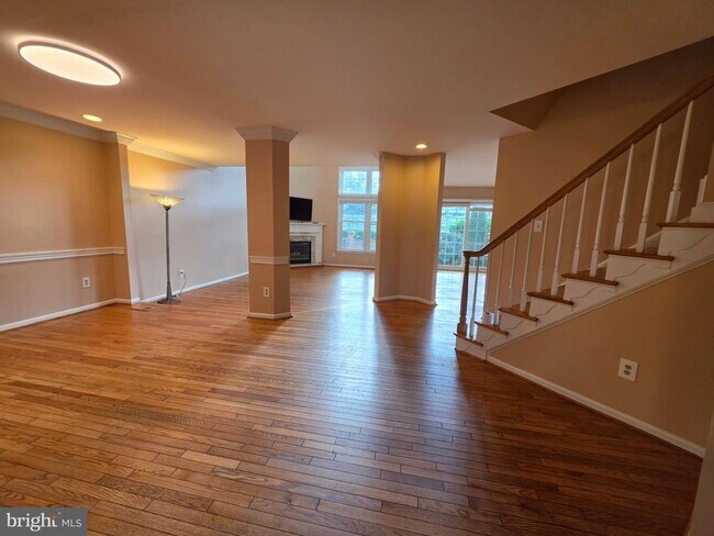 Building Photo - 10952 Bloomingdale Dr