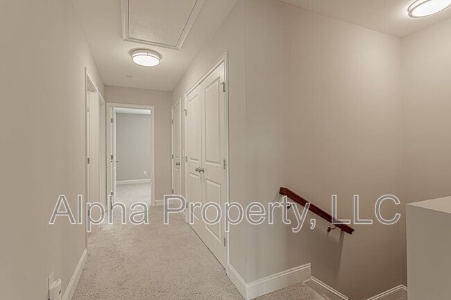Building Photo - 830 Chartwell Dr