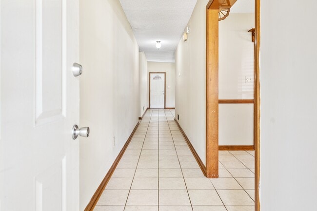 Building Photo - 2804 Briar Hill Ln SE