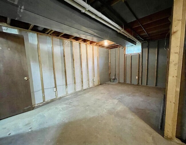 Building Photo - Spacious Tri-Level Home With Modern Upgrad...