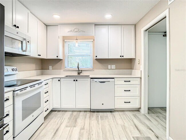 Building Photo - 4575 Cove Cir