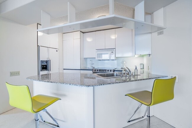 Building Photo - Furnished 1 Bed 1 Bath 1 Parking at Honolulu Park Place