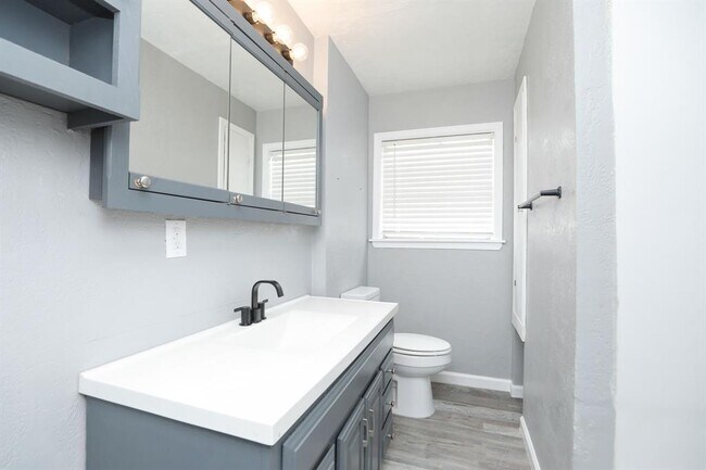 Building Photo - 3218 Cedarcrest Dr